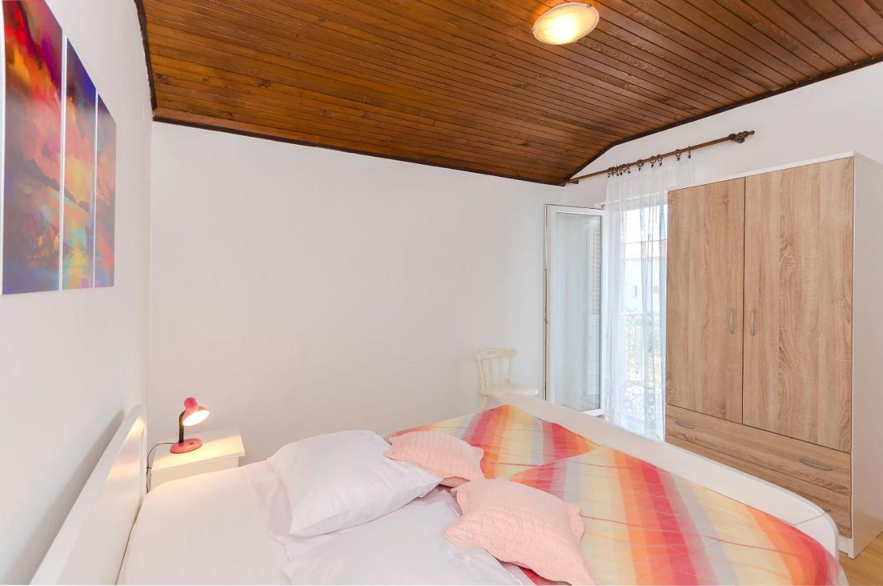 Apartment And Rooms Ema Vodice Esterno foto