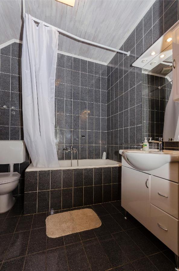 Apartment And Rooms Ema Vodice Esterno foto