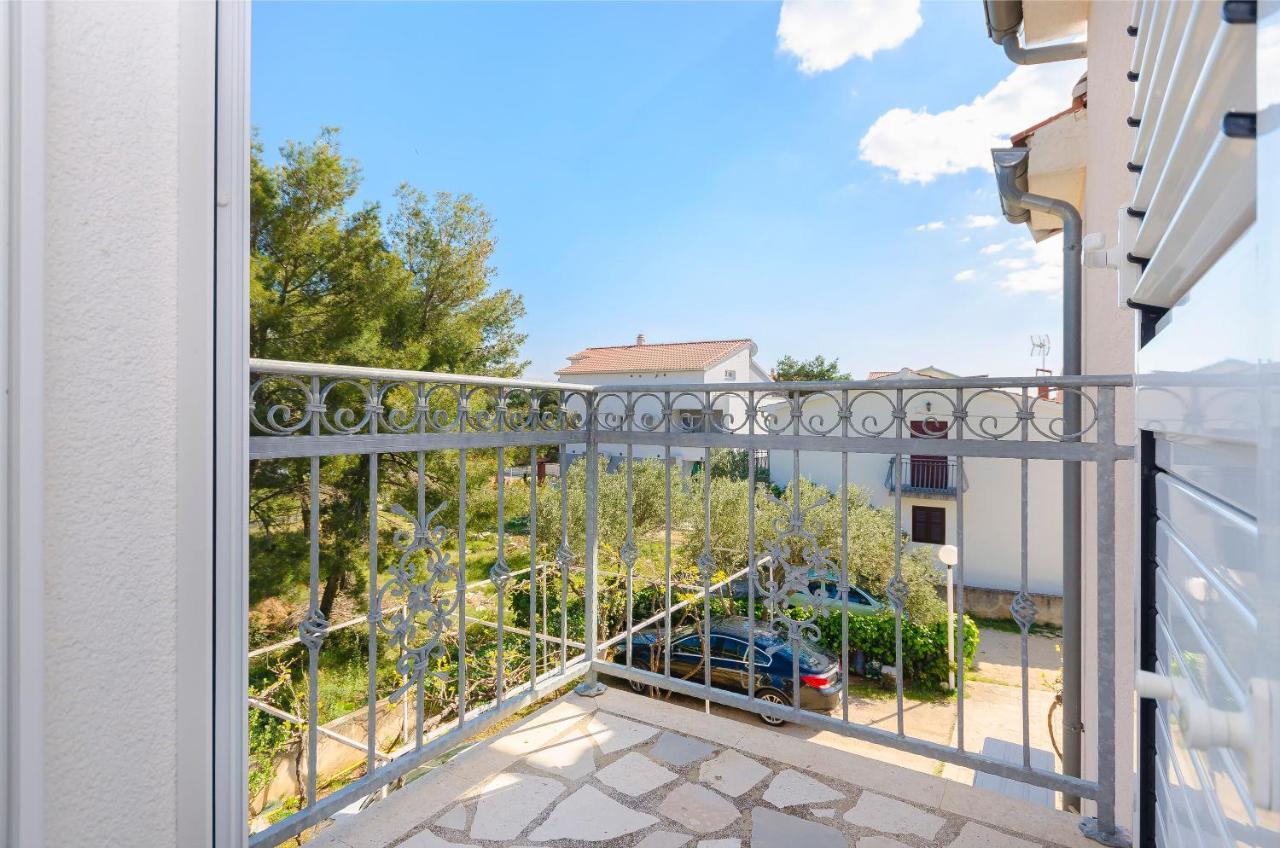 Apartment And Rooms Ema Vodice Esterno foto