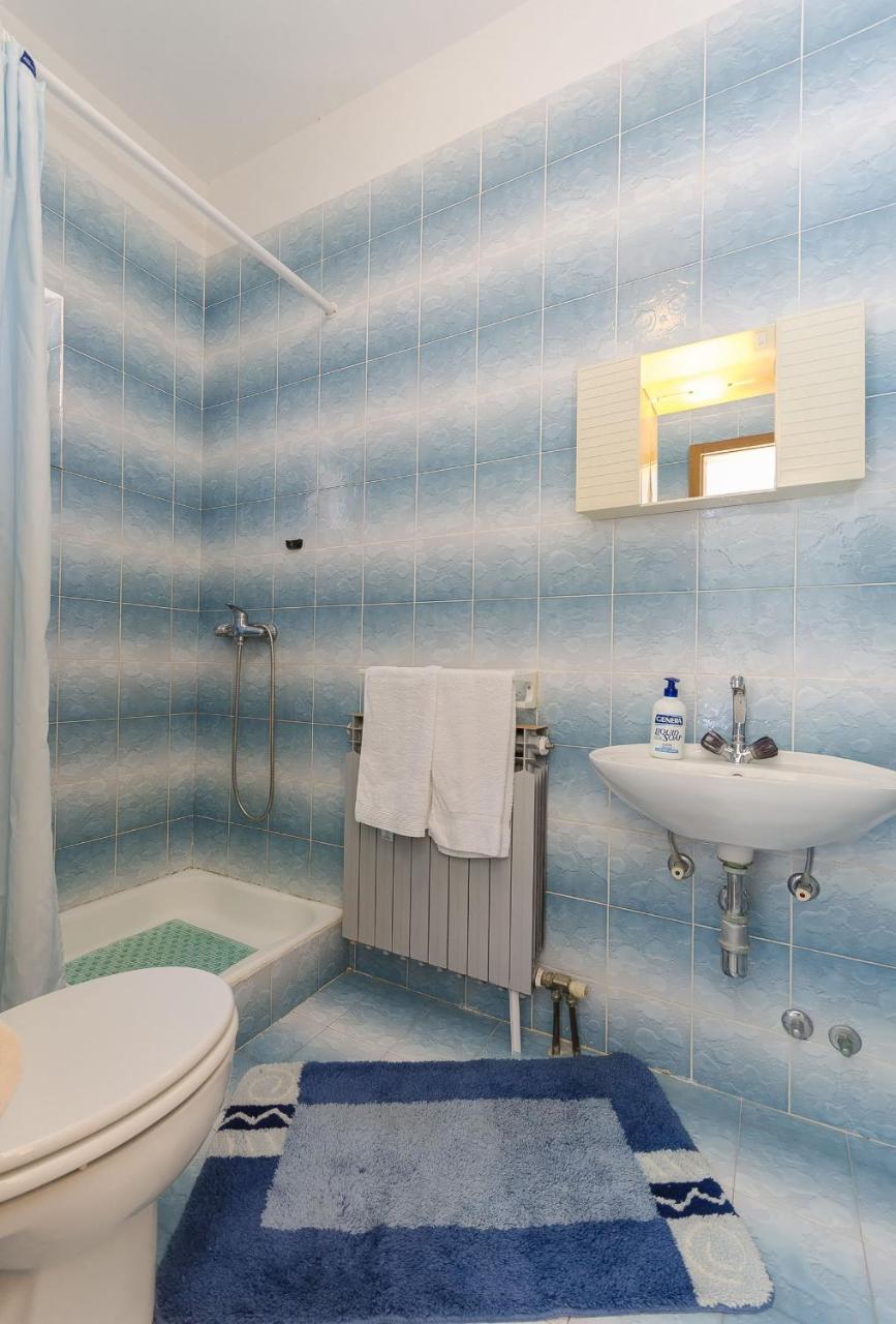 Apartment And Rooms Ema Vodice Esterno foto
