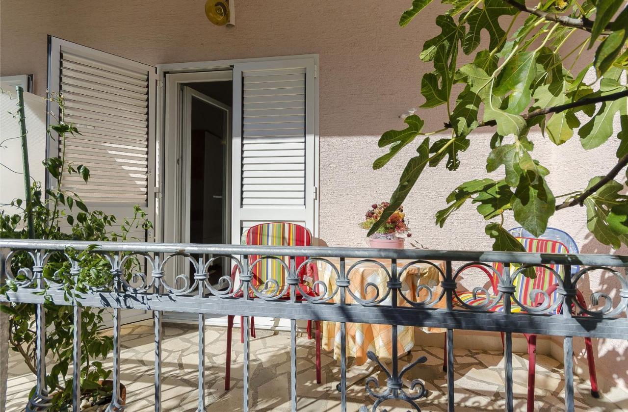 Apartment And Rooms Ema Vodice Esterno foto
