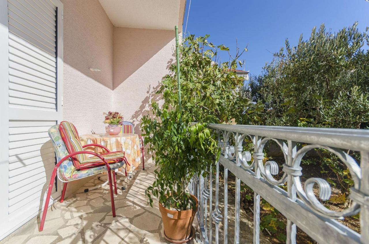 Apartment And Rooms Ema Vodice Esterno foto