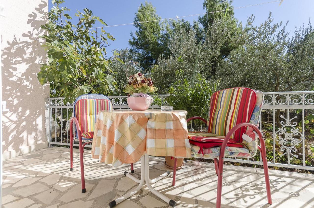 Apartment And Rooms Ema Vodice Esterno foto